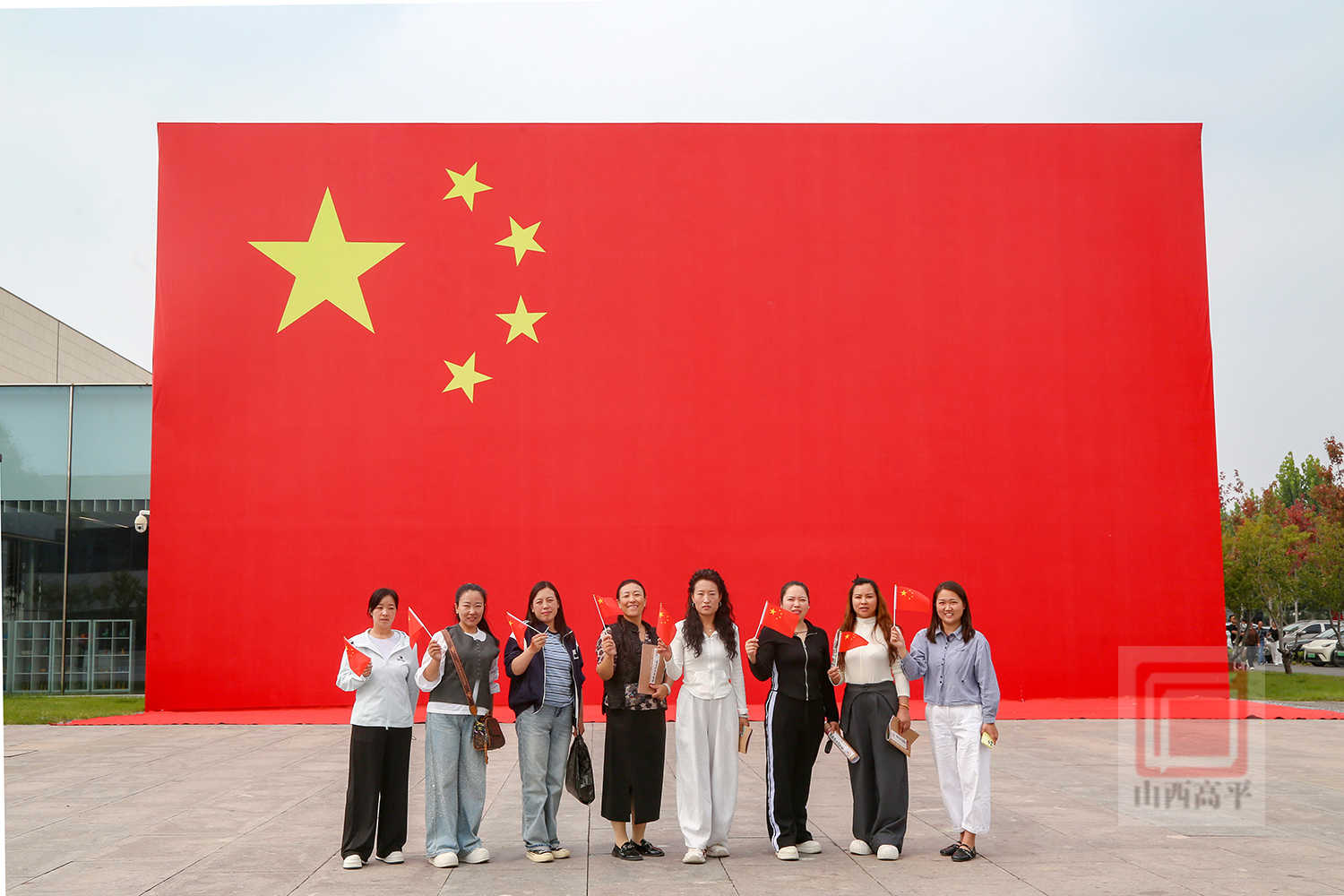 喜迎国庆 满城尽是“中国红”