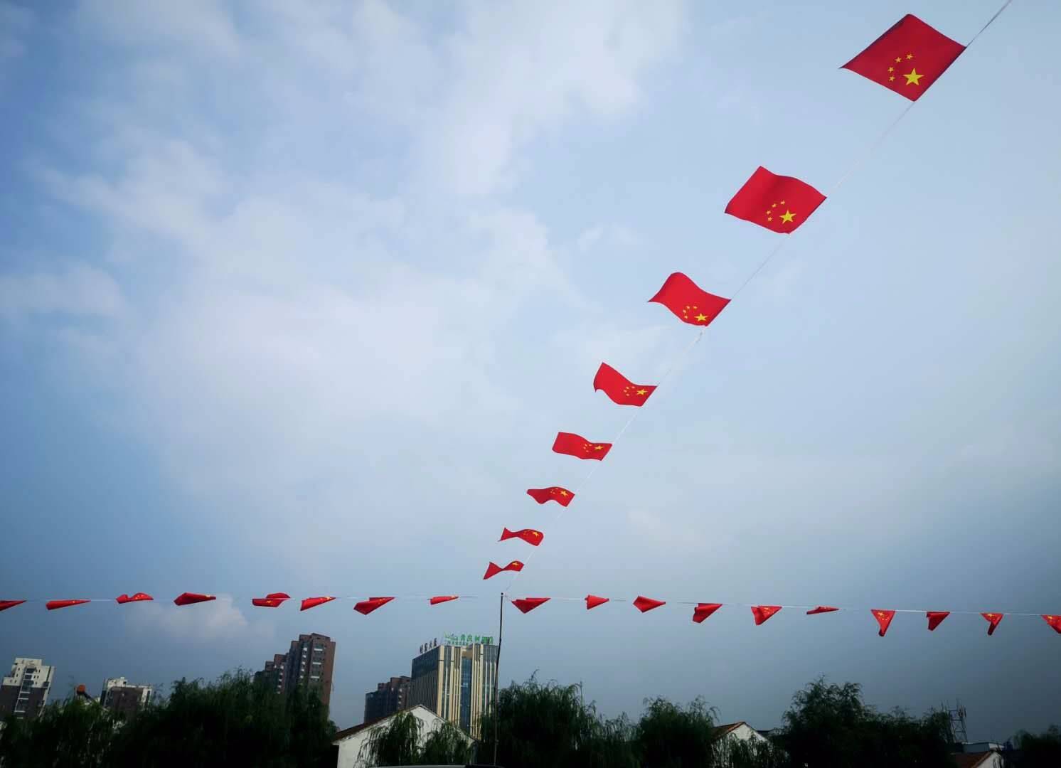 红旗飘飘迎国庆 高平街头别样红