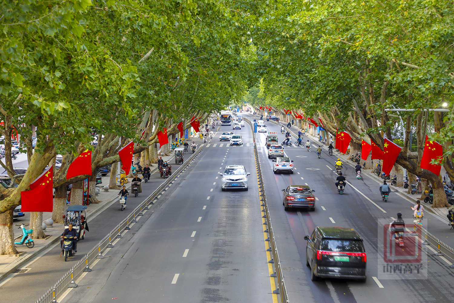  超燃！国旗飘扬 高平满城尽染“中国红”