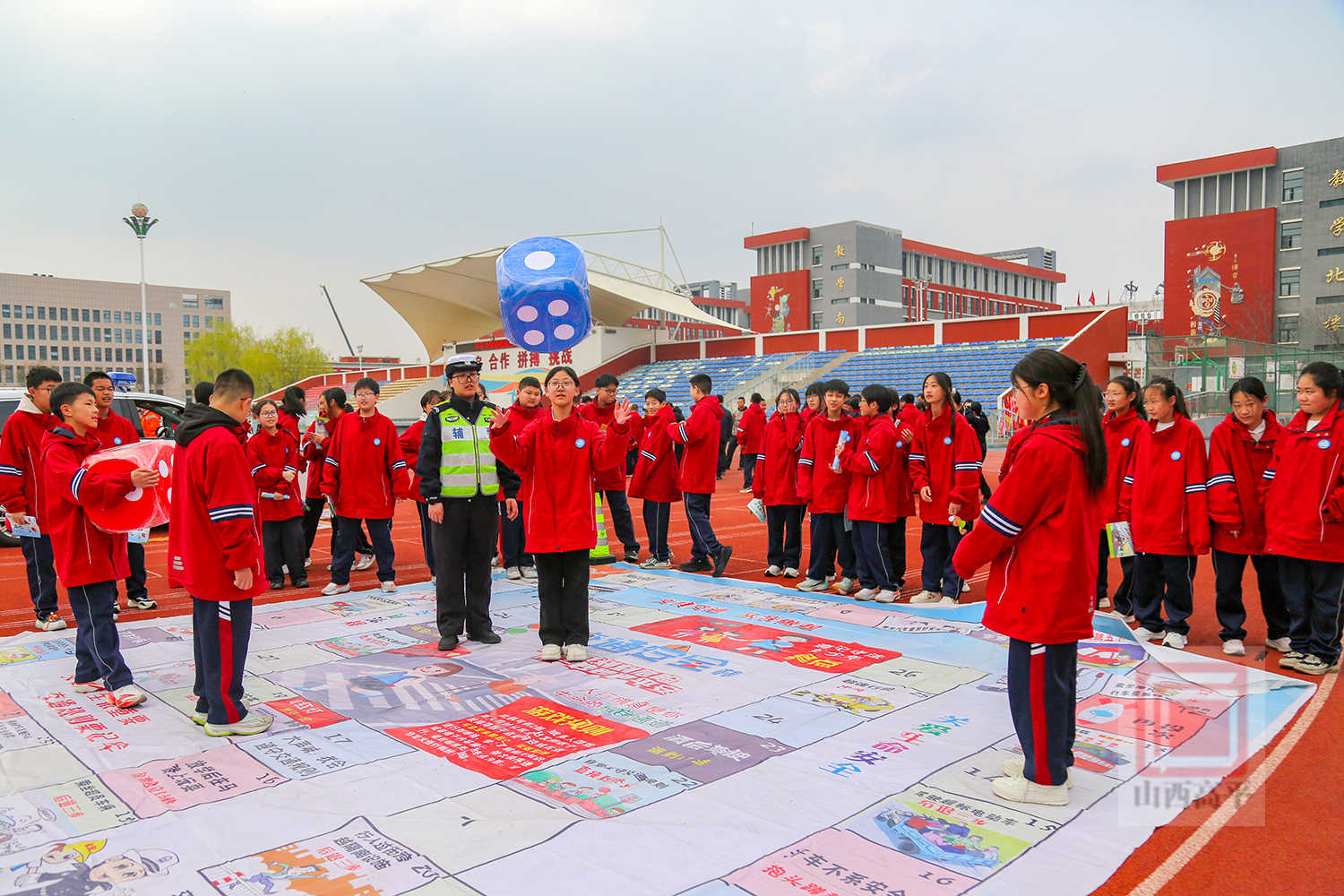  交通安全进校园 平安守护伴成长