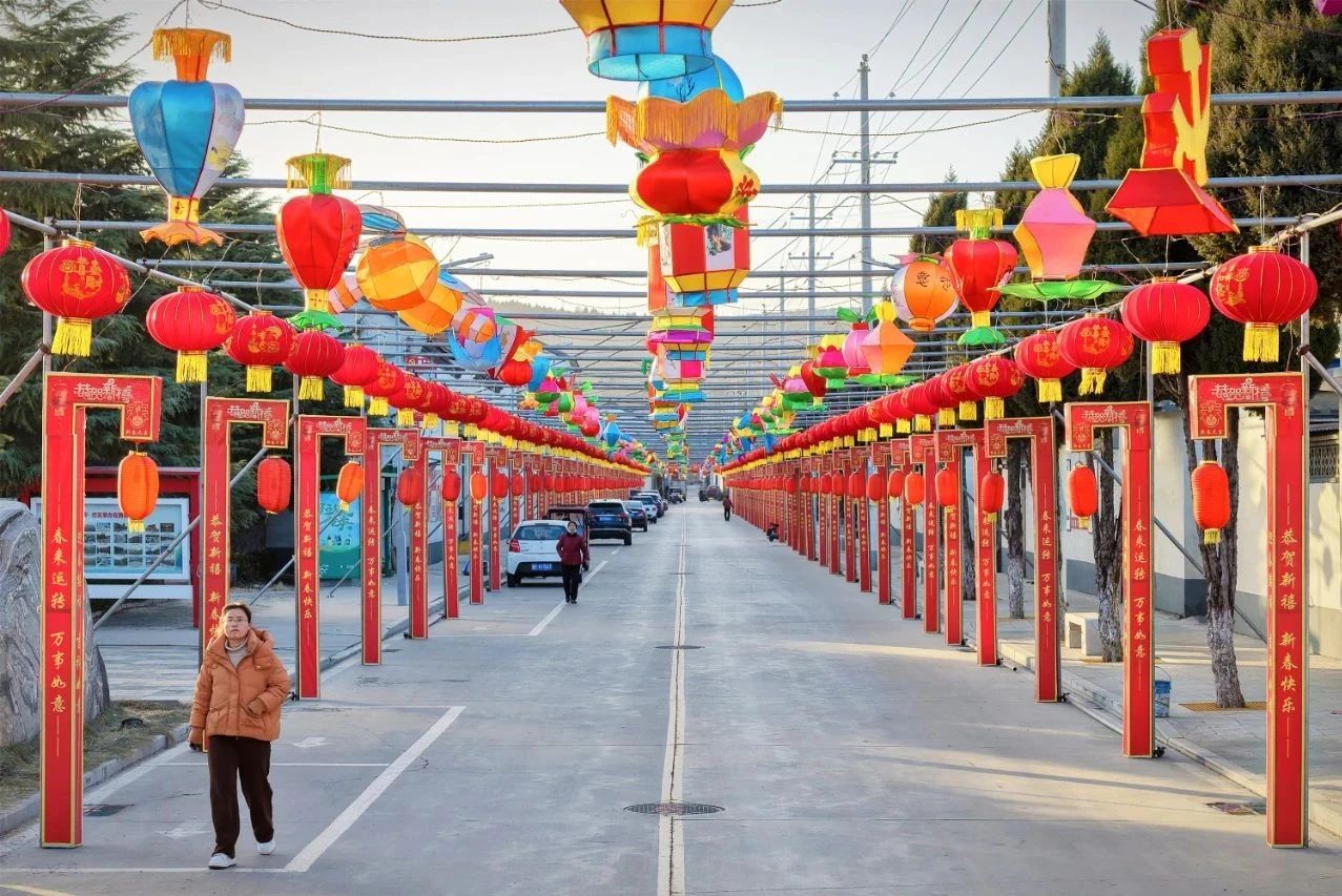 南城街街道：彩灯高挂 浓浓年味“亮”起来