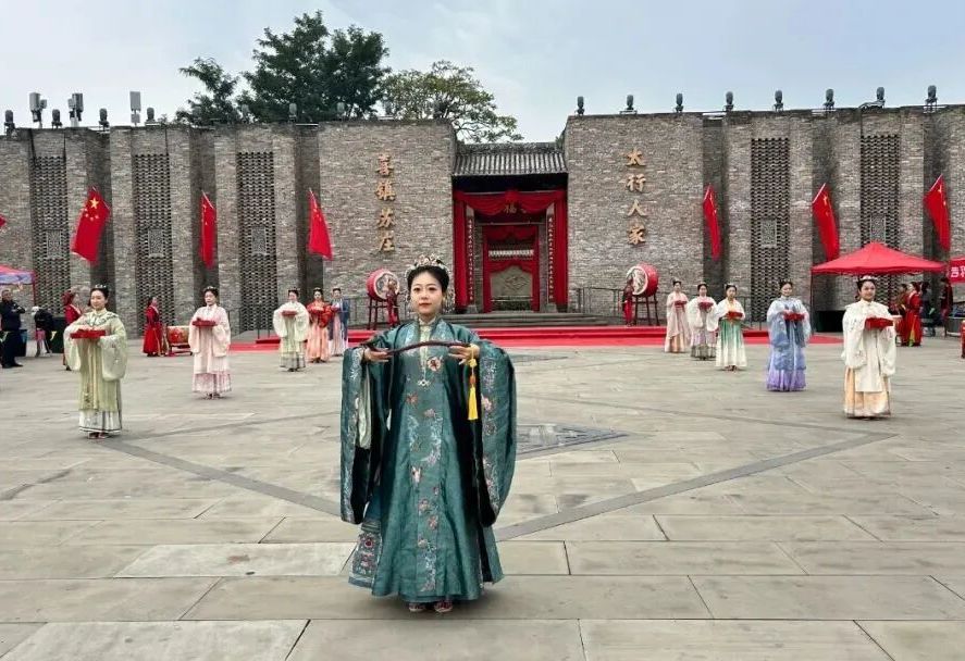 国庆假期游客打卡喜镇苏庄 体验传统婚俗文化