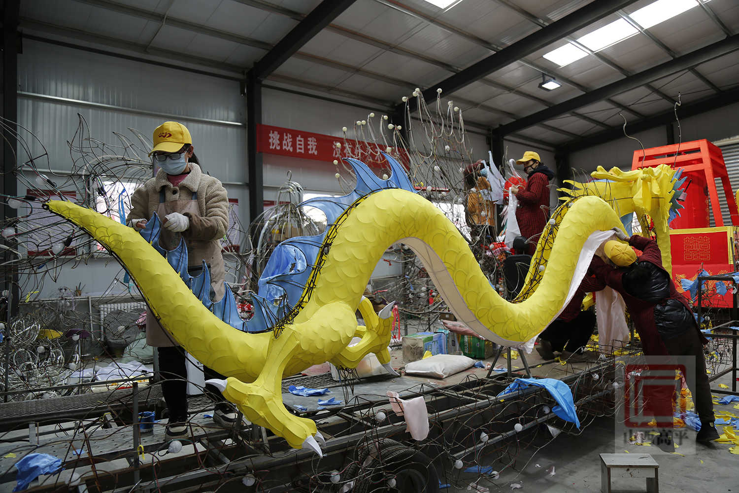 鸿运彩灯厂：非遗彩灯赶制忙 喜迎马年新春