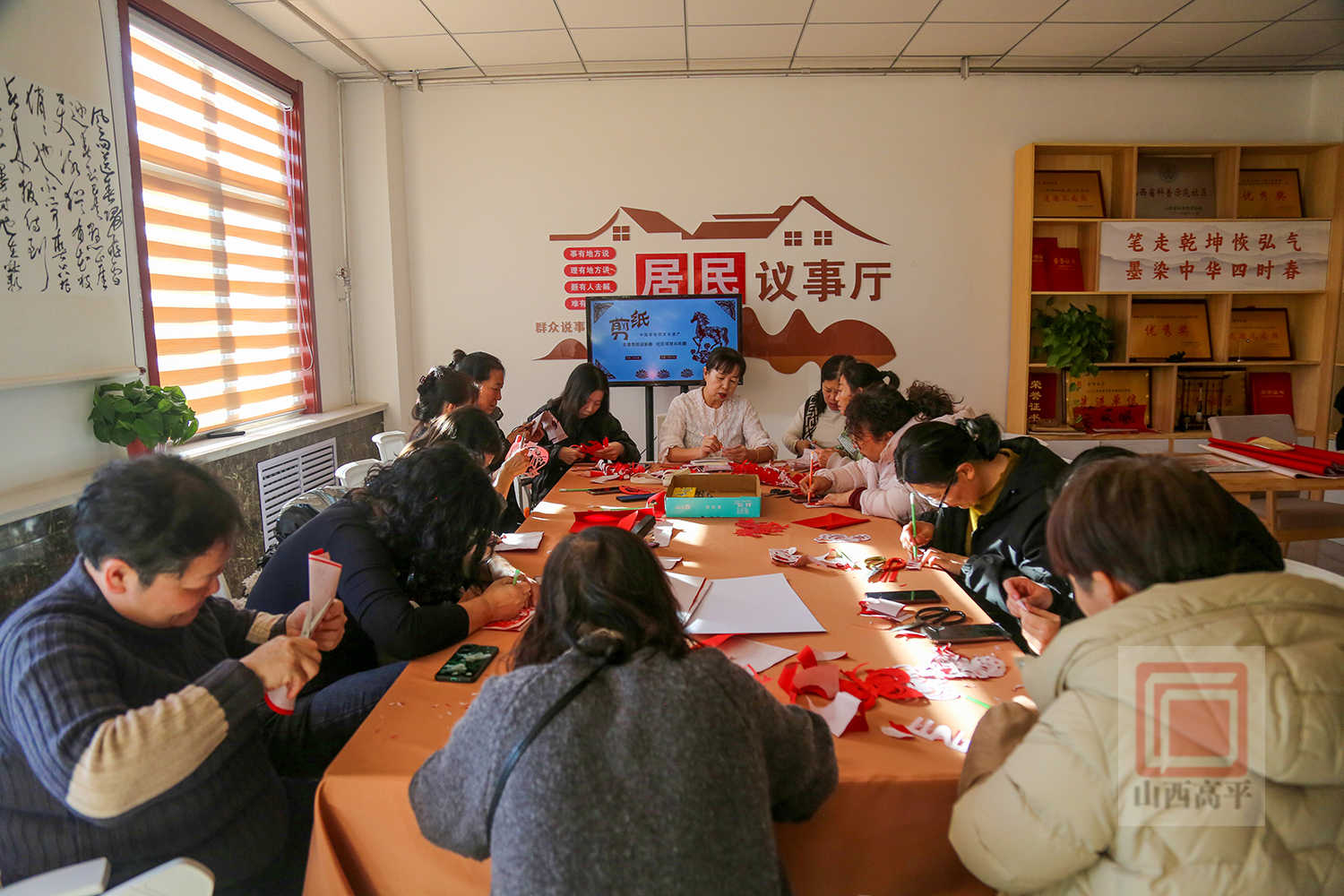 东城街街道晋阳社区：剪纸迎新春 邻里乐融融