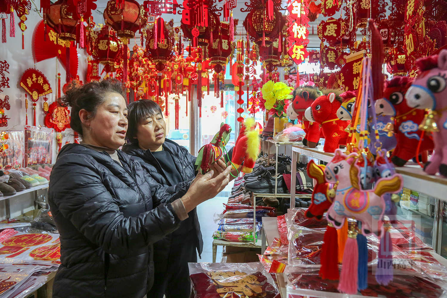 新春临近 “马元素”商品俏销市场