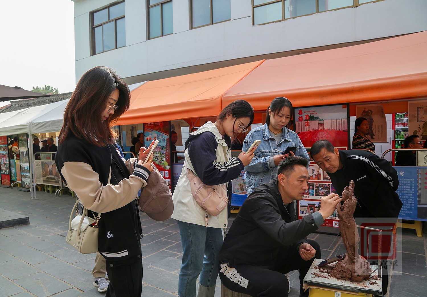 艺术之花在铁佛寺绽放！雕塑师现场制作散脂大将泥塑引来游客围观！