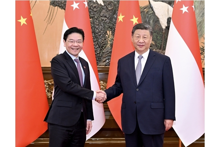 习近平会见新加坡总理黄循财