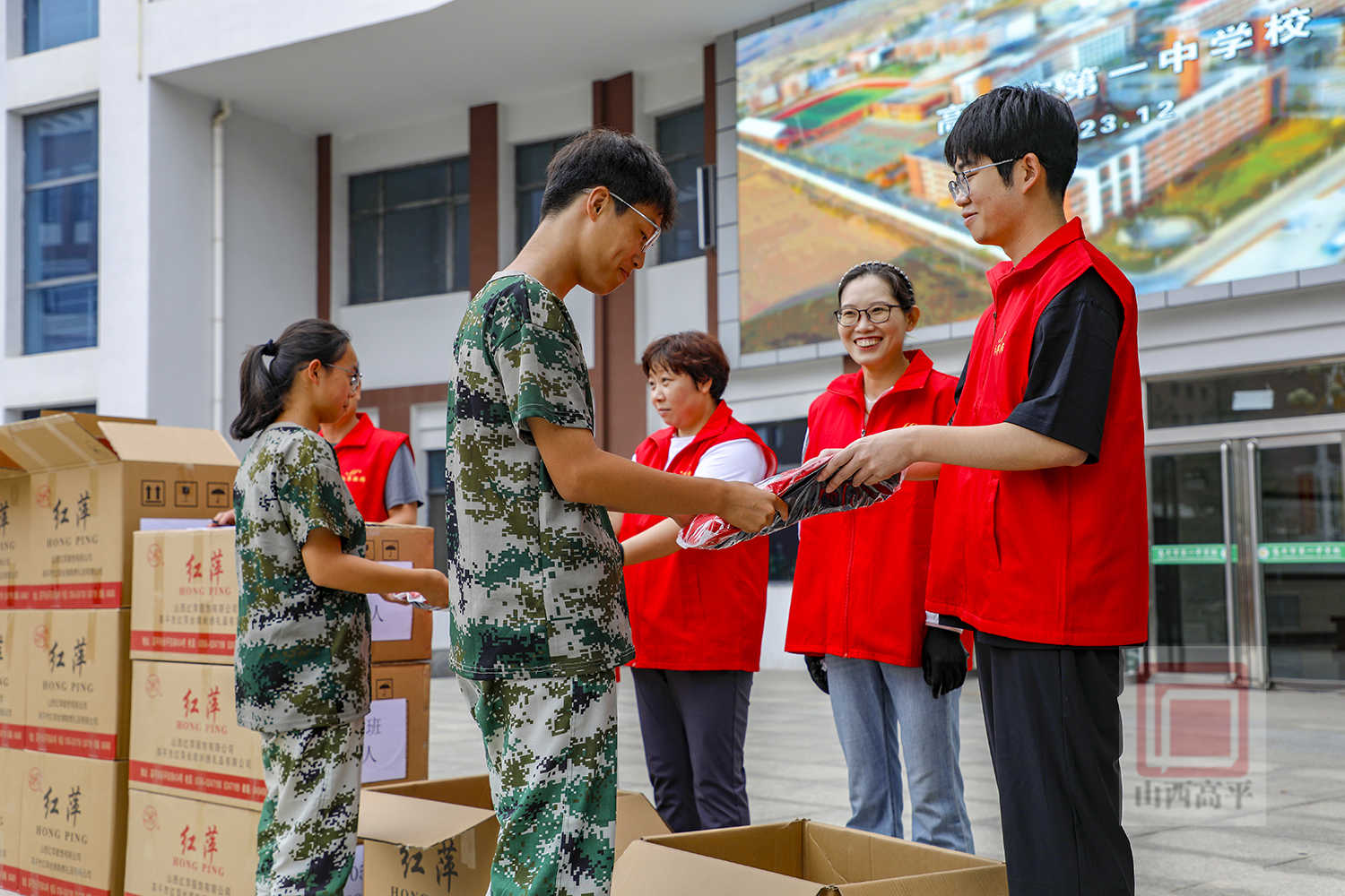 特殊“开学礼” 我市为新入学学生免费发放校服