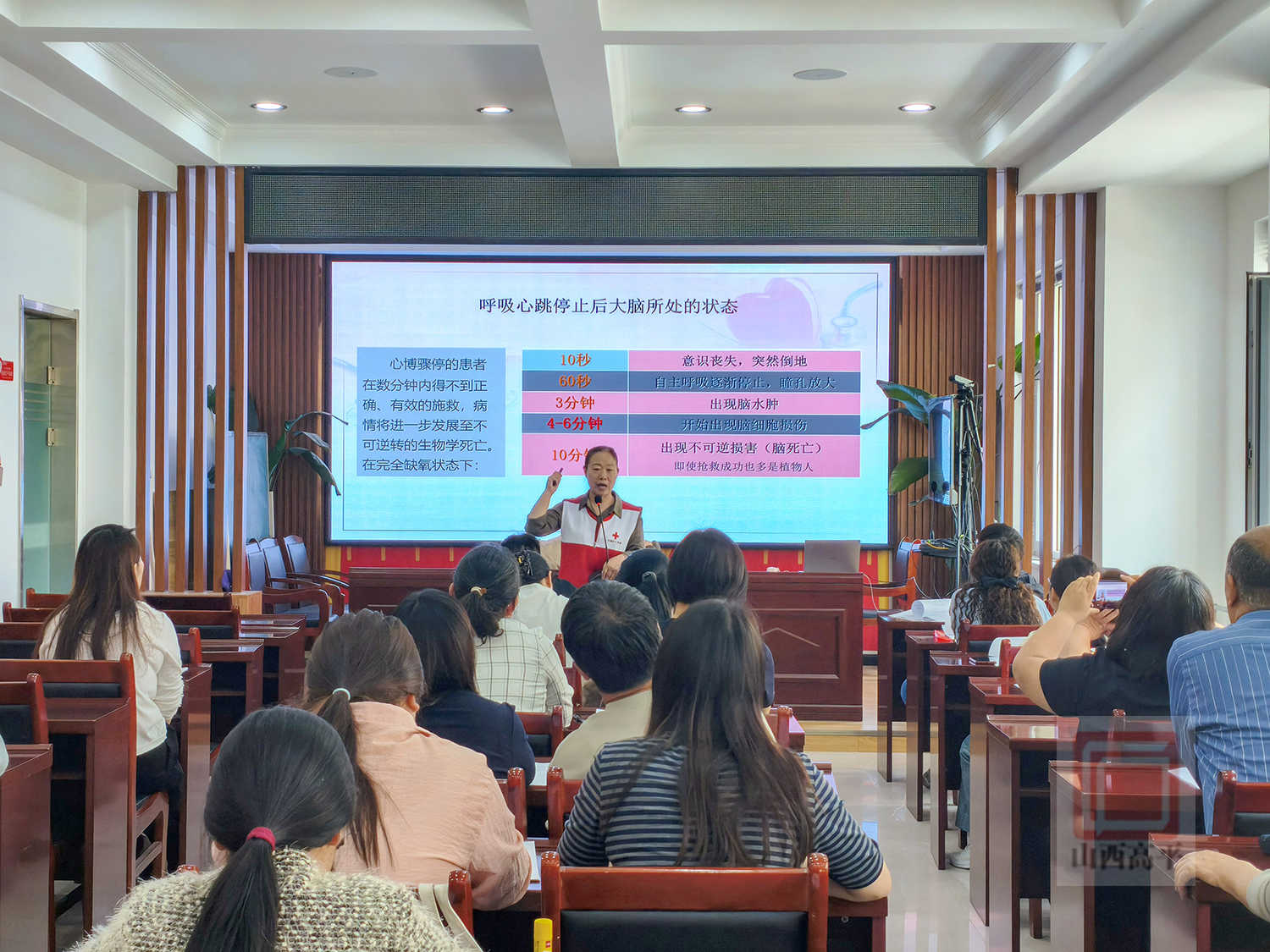 生命至上 “救”在身边——市红十字会开展2026年AED应急救护复训