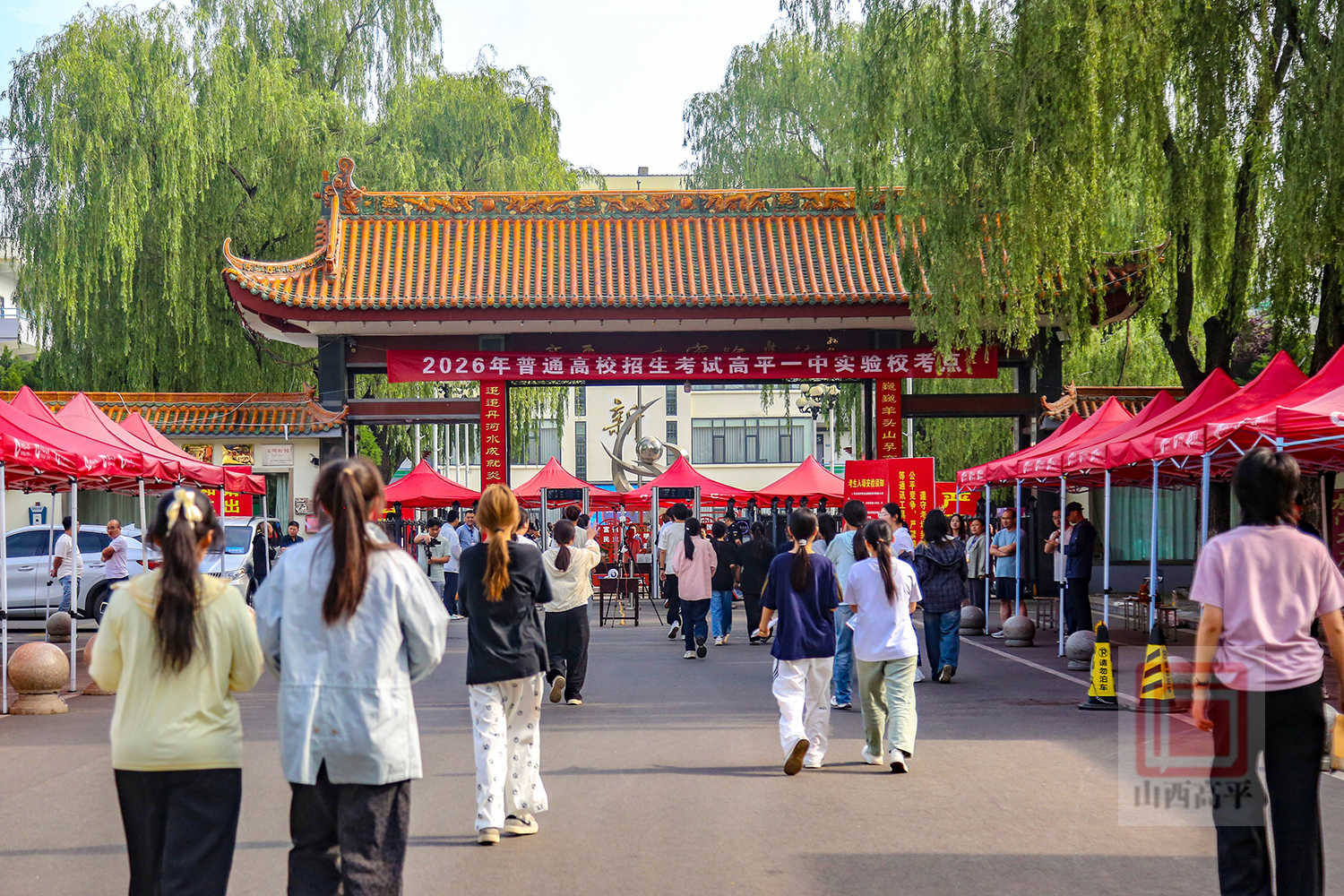 逐梦盛夏 笔下生花 我市2216名考生奔赴考场