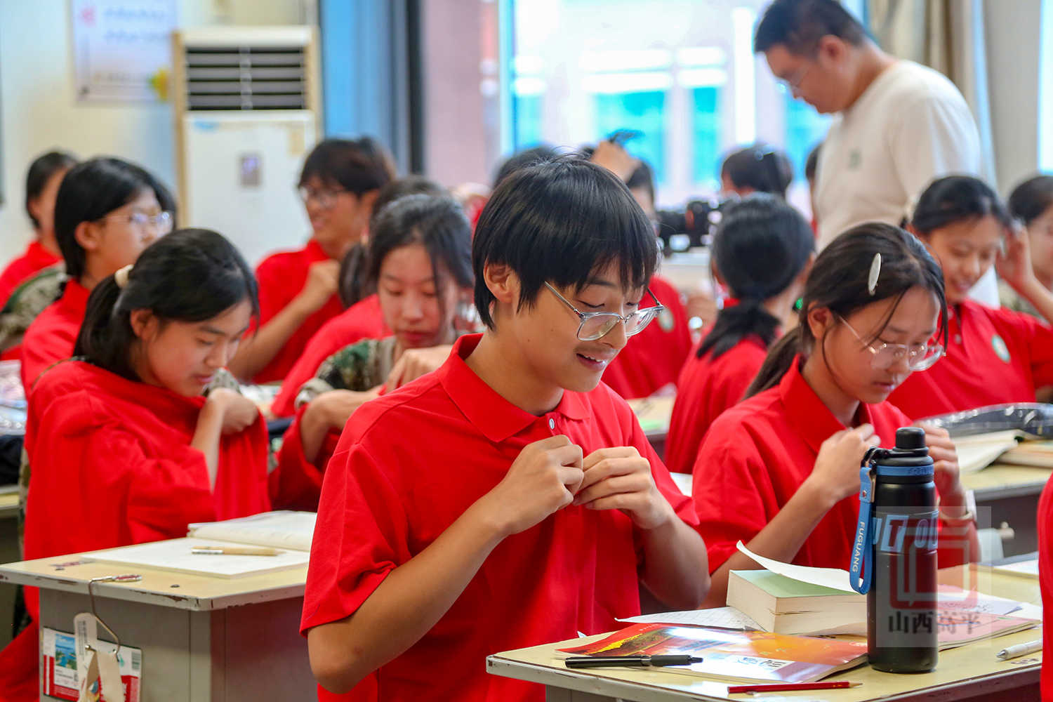 “开学礼”如期而至 我市连续两年为新生发放免费校服