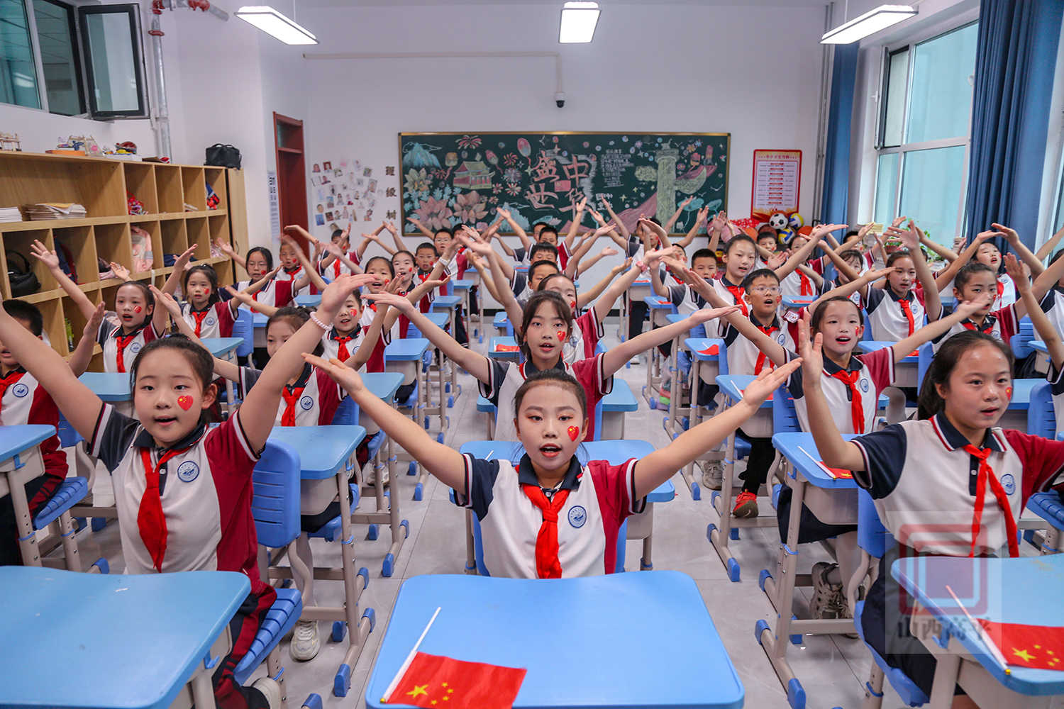 我市各中小学校开展庆祝新中国成立77周年主题活动