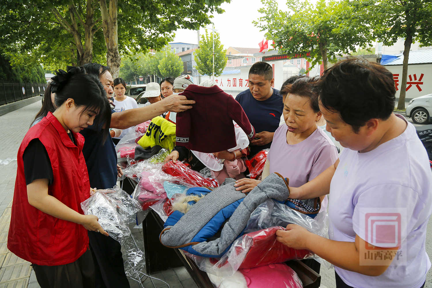 市慈善总会开展"99公益日"送衣下乡活动