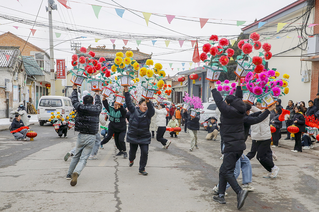 高平市非遗文化闹元宵店上九莲灯彩排忙
