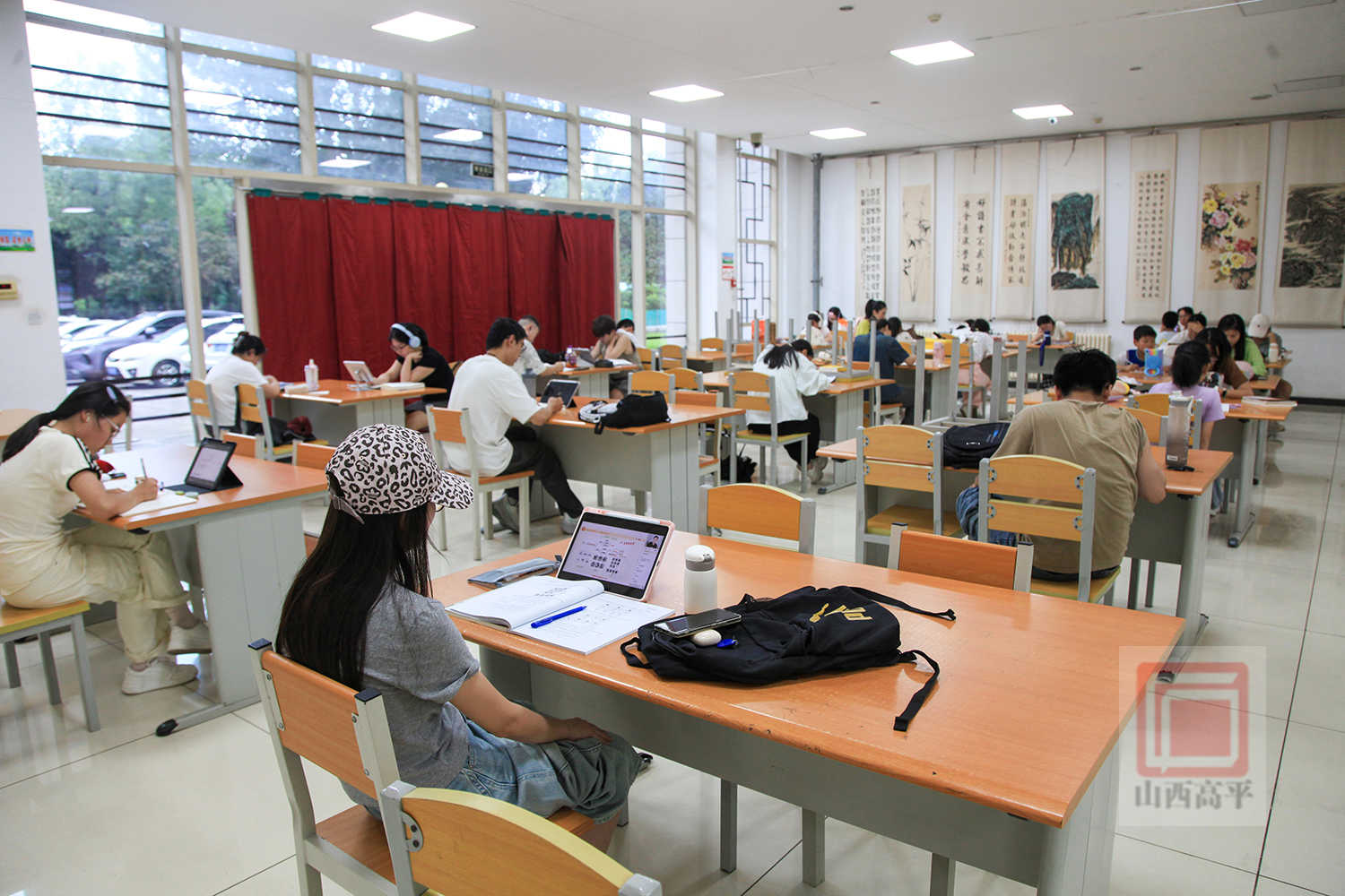  书香伴暑假 图书馆里“充电”忙