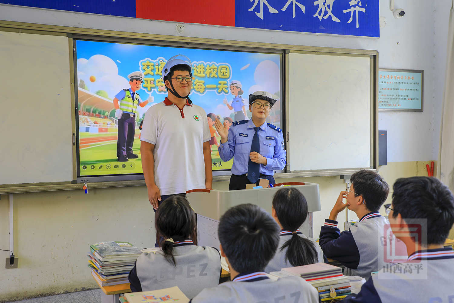  “共享头盔”进校园 守护师生安全出行