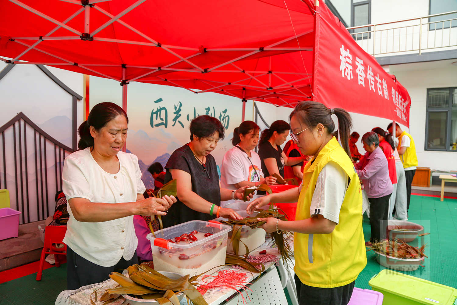 北城街街道西关社区：包粽子 迎端午