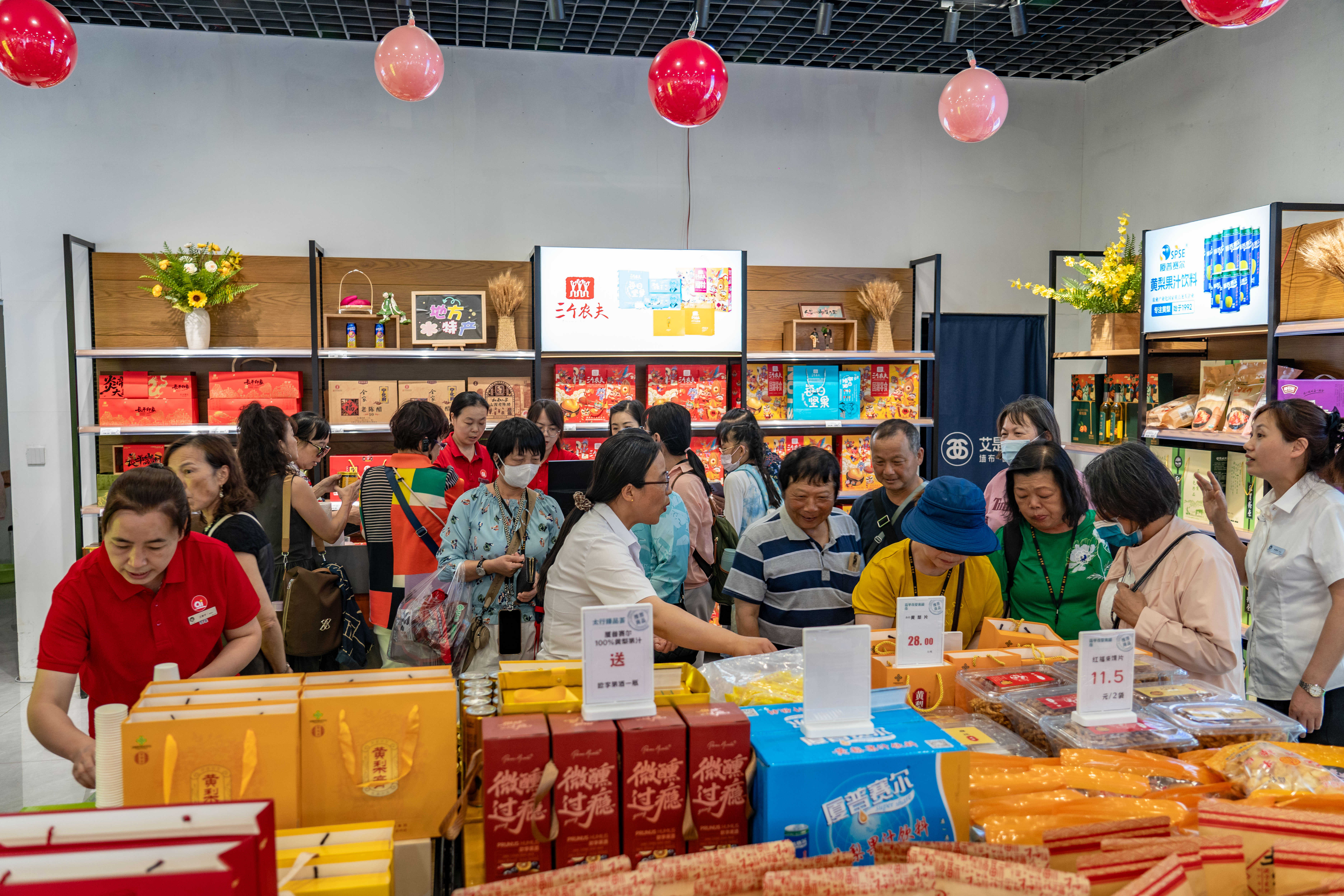 台湾同胞在太行国潮奥莱购买特色农产品.jpg