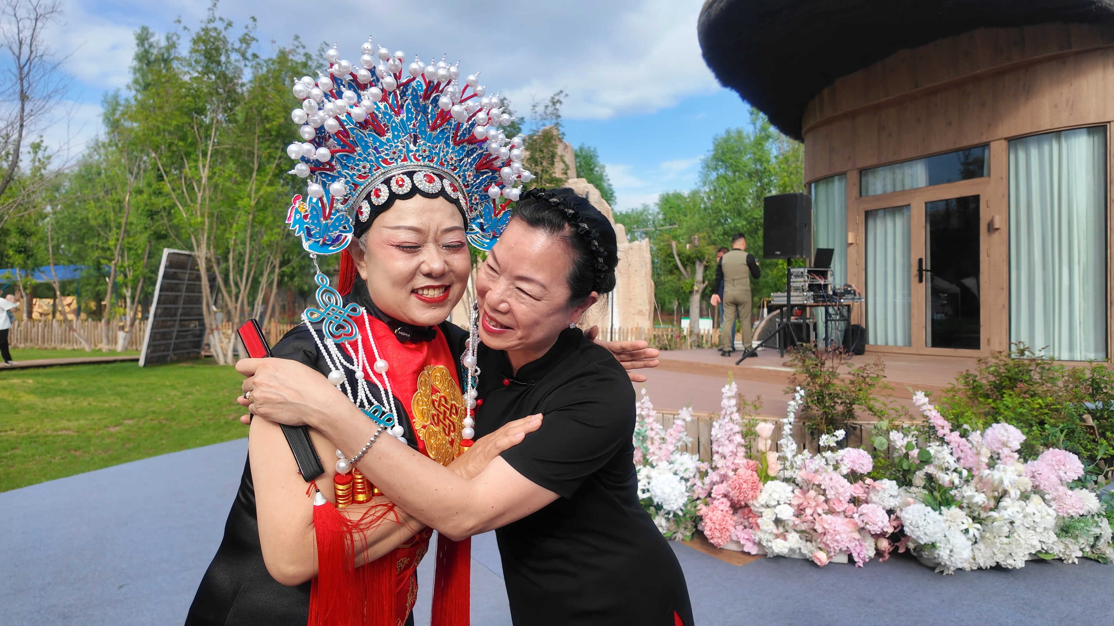 两岸姐妹相见甚欢、畅叙情谊.jpg