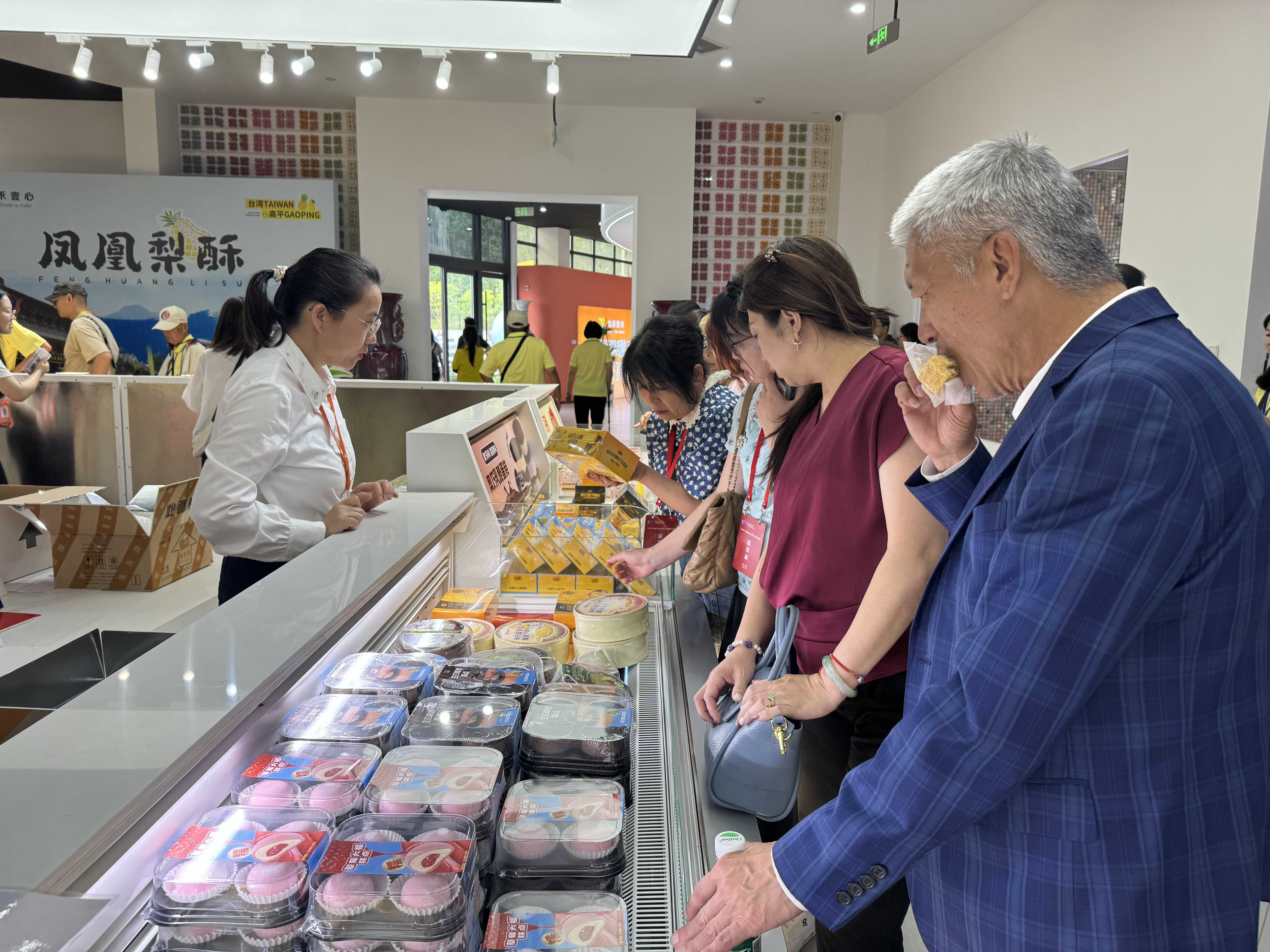 台商台企代表参访众禾壹心,现场品尝甜点.jpg