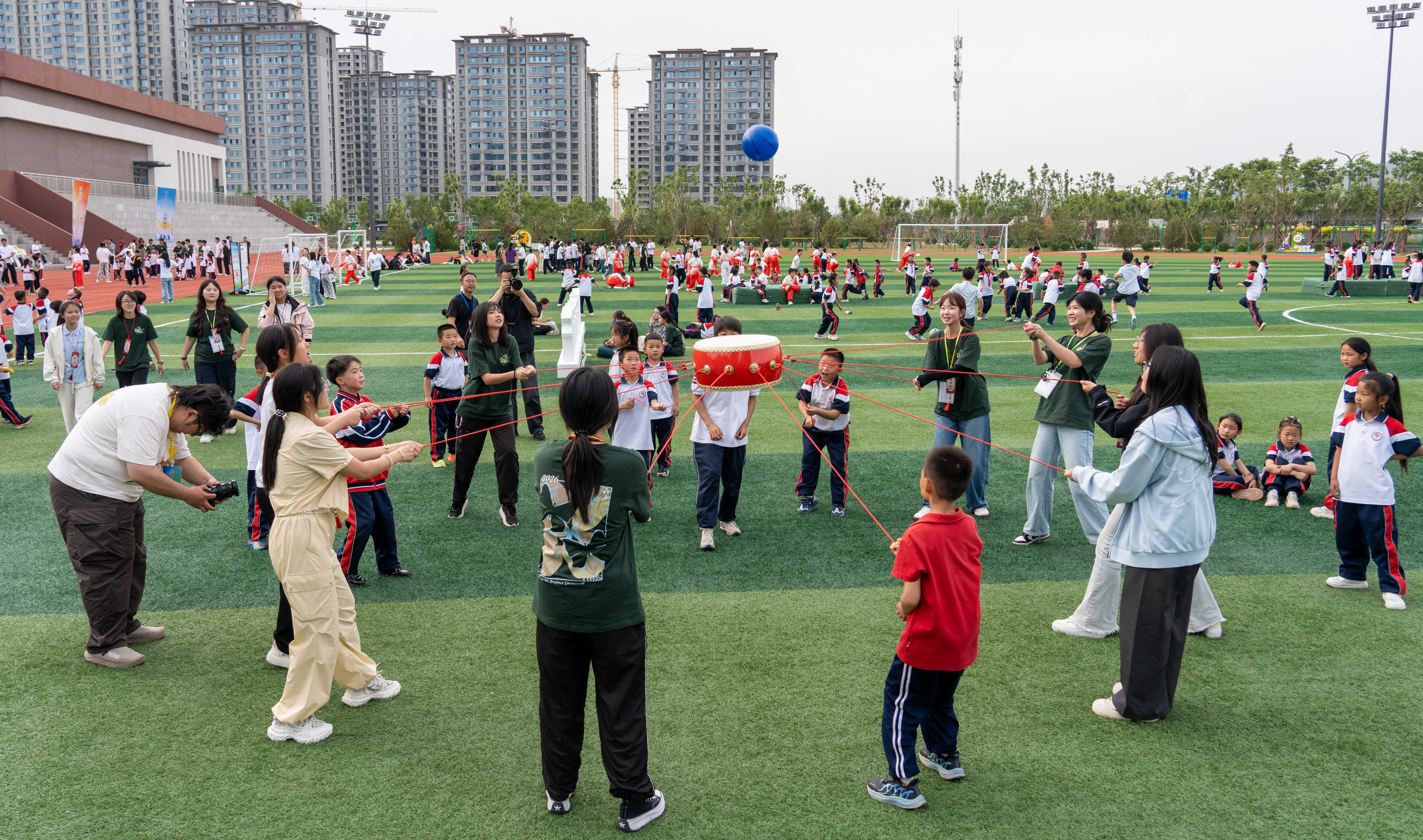 两岸青少年在游戏中增进默契、缔结友谊.jpg